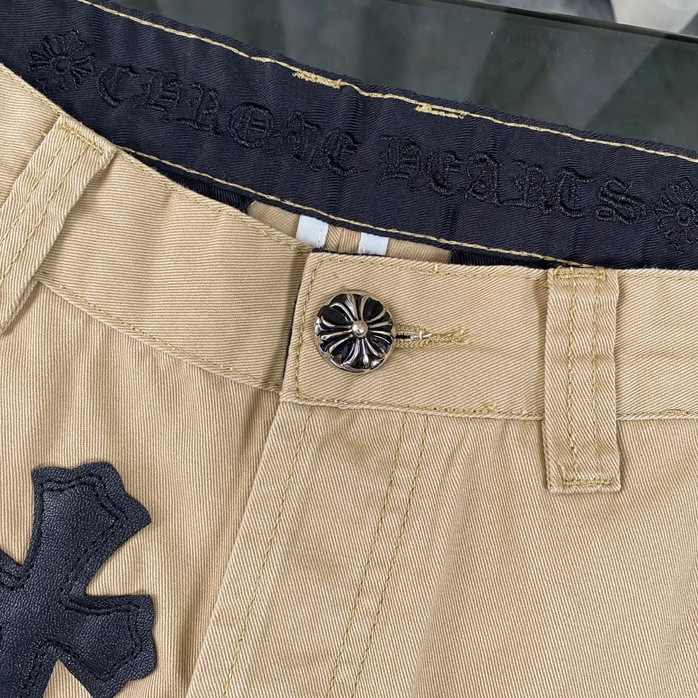 P260 chrome hearts new style horse hair checkerboard black cross patchwork khaki jeans vi Top heavy industry fashionable design] Consistent high street luxury style creation. Speaking of this style, the Zangyin family and GU family are definitely the leading representative brands. Especially the Zangyin family has really achieved a state-of-the-art effect in creating high street style. The unique washed material is used to create this style. The color system is quite eye-catching. After it is decorated with patchwork cross flowers, it cleverly highlights the charm of the brand. Secondly, this style uses classic The classic high-waist cutting design highlights the long legs and fashionable temperament of the upper body. The brand is highly recognizable and the slim fit configuration is more suitable for daily wear. It is a product that interprets personality, fashion, and specifications at a glance. This single product is enough to make any fan excited. It can be a white T-shirt for youthful preppy style, or a tight suspender for lady style. It has strong matching ability and can be easily controlled by men.  [Materials and craftsmanship] Needless to say, this point goes without saying. As an excellent craftsman brand, Zangyin’s requirements for details and craftsmanship are really perfect. The washed color of this model has gone through so many processes, not to mention the embellishment of denim appliques. It is also purely hand-made and sewn. Just like what they believe in, only hand-made things have soul and have the meaning of wear. A top-notch heavy-duty fashionable denim item, I look forward to your perfect interpretation! !  Size:28-36